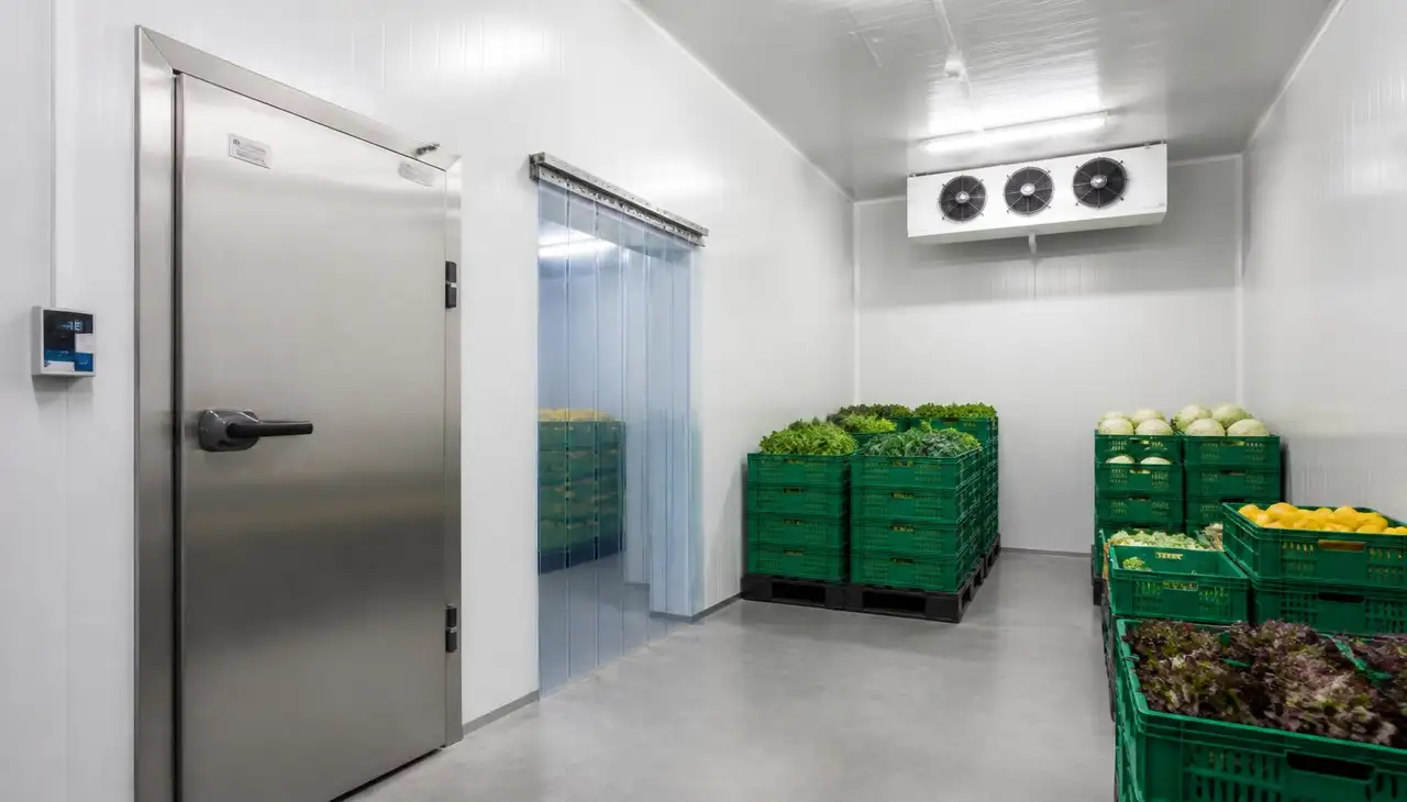 Chambre froide modulaire en panneaux isolants en construction avec installation des groupes frigorifiques