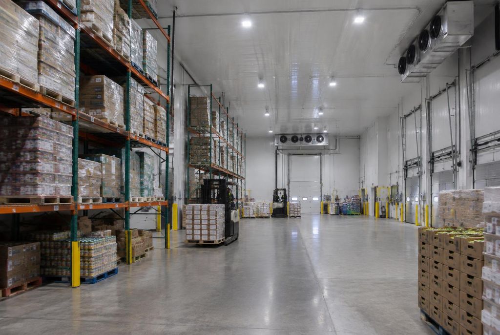 Operating temperature-controlled warehouse with pallet racking